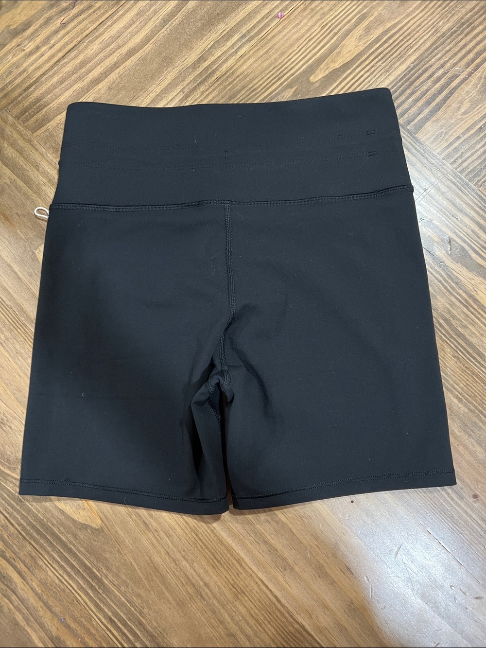 Vuori Women’s Black High-Rise Active Shorts with White Trim - Picture 3 of 3